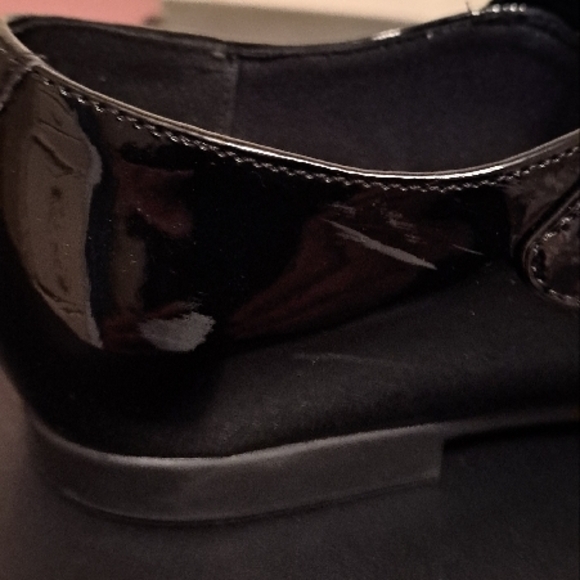 Kids Black Shoes GUC with a few flaws shown in pics - Picture 3 of 7